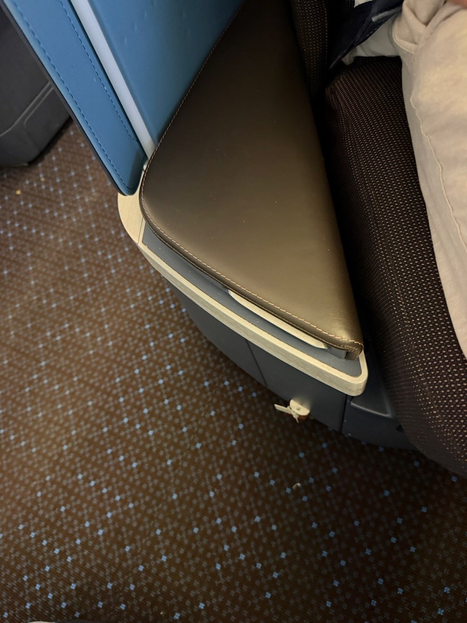 KLM AMS EZE footwell side view on the KLM Amsterdam to Buenos Aires review.