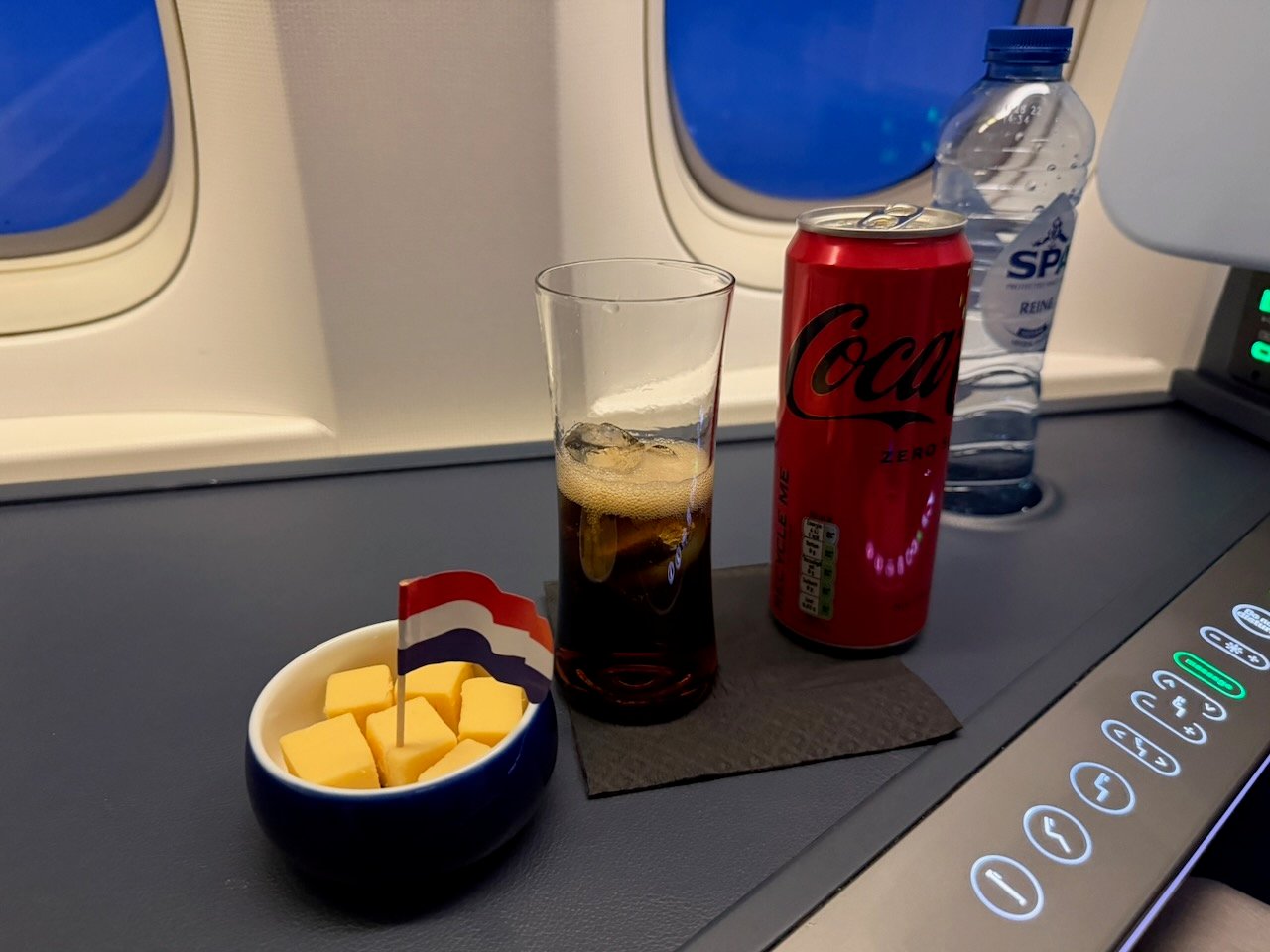 KLM AMS EZE drinks and cheese service on the KLM Amsterdam to Buenos Aires review.