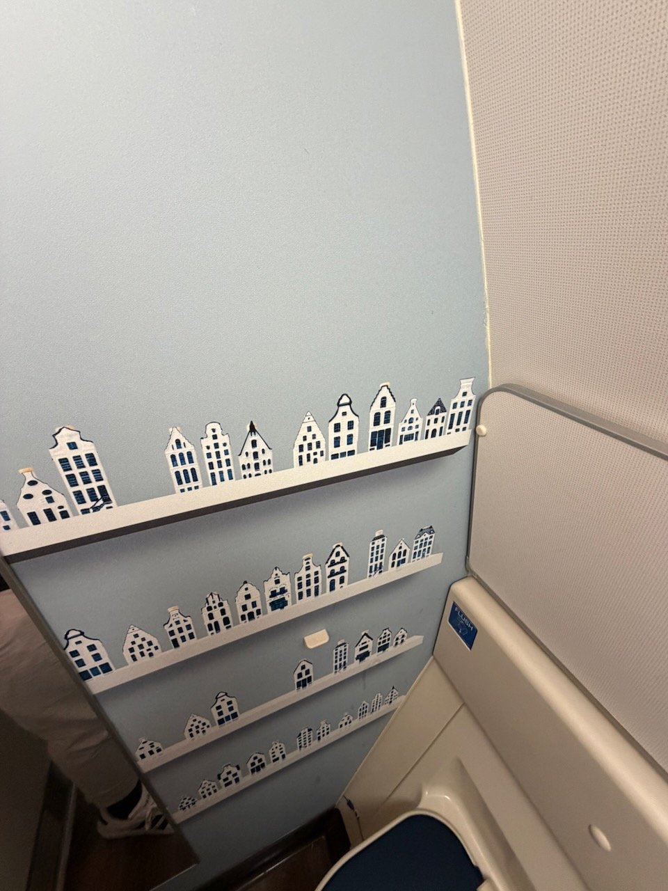 KLM AMS EZE lavatory Delft house pattern on the KLM Amsterdam to Buenos Aires review.