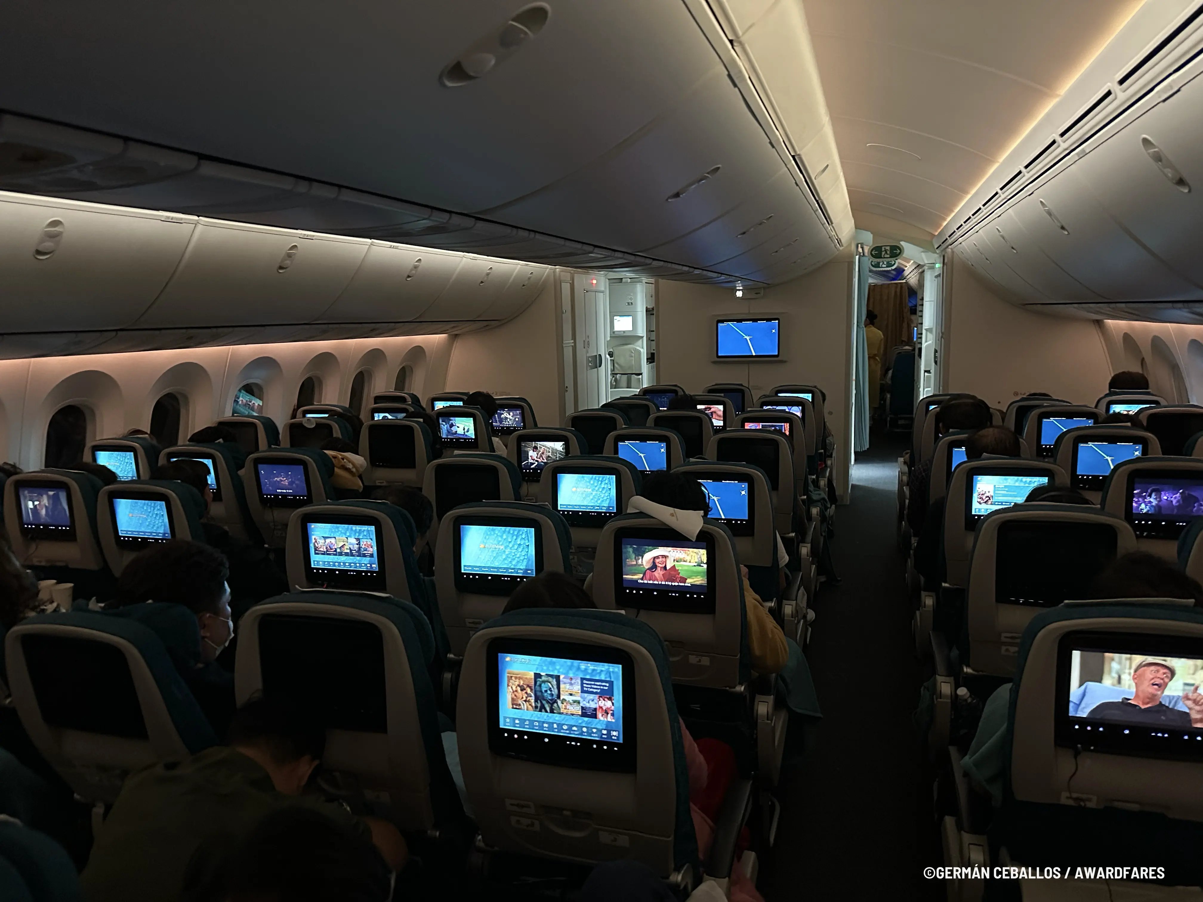 Cabina de Vietnam Airlines en preparación para el aterrizaje (787-10) Ho Chi Minh a Seúl